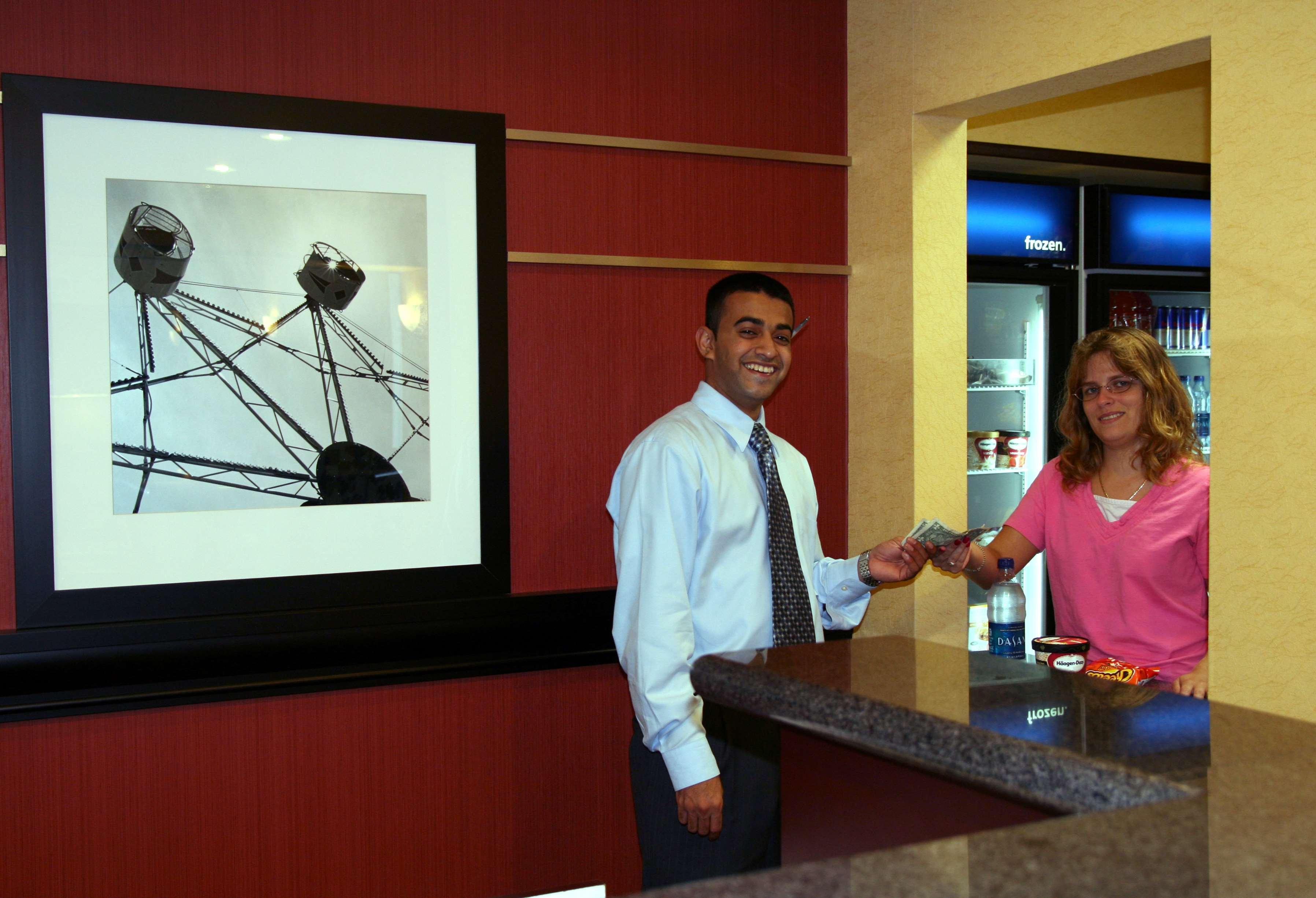 Hampton Inn & Suites Louisville East Restoran gambar